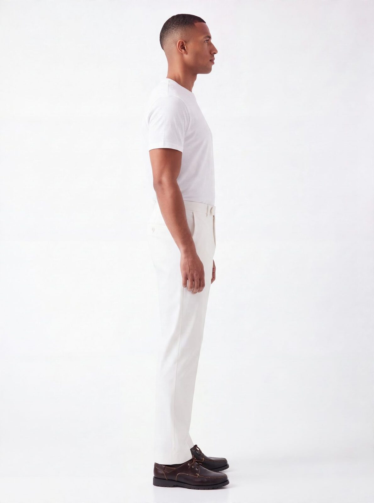 Pantalon écru, vue de profil